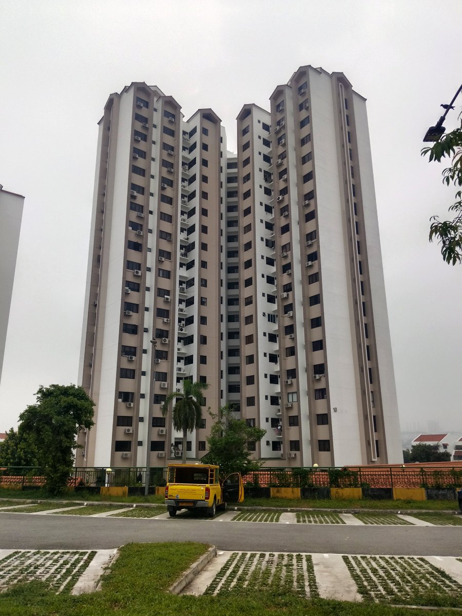 Balaa_97's tweet photo. #Cloudynoon #Hazezone #Singaporeweather 😟 https://t.co/H8zgMp25Hv
