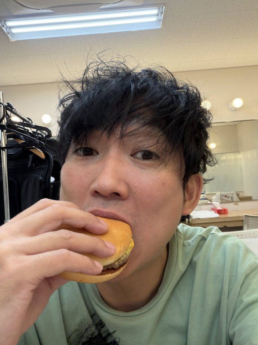 gakuishida's tweet photo. #ハッピーセットにUSJ
が盛り上がってる中、僕は
#ハッピーセットにNONSTYLE
してきました。

ほんまに自分がハッピーセットになってる！嬉しい ！！ https://t.co/uofi0xkPmy