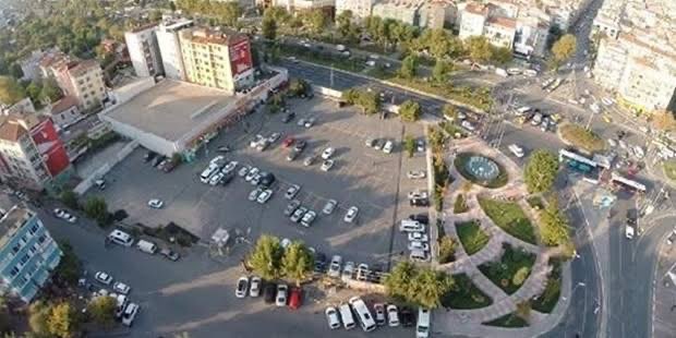 altuntoprak_m's tweet photo. İBB DAVASI’NDA 106 MİLYON DOLARLIK VURGUN İDDİASI: “DUYUM DEĞİL BELGEYLE ANLATIYORUM SİZE”

İBB Başkanı Ekrem İmamoğlu savunmasına İBB’nin AKP döneminde yapılan “yolsuzluk” iddialarıyla devam ediyor. Belgelerini de mahkeme heyetine sunuyor. 

“Fatih Caddesi üzerinde bulunan arsa. İstanbullu hemşehrilerimizin Vatan Caddesi'nde Lunapark olarak bildikleri bir arazi burası. İBB tarafından 2017 yılında yaklaşık 430 milyon liraya o zamanın kuruyla 119 milyon dolara Metal Yapı'dan satın alıyor burayı. 

Bu firmanın 2011 yılında burayı Fatih Belediyesi’nden alırken ödediği para 13 milyon dolar. Sadece 25 milyon lira. 
 
Bakın 2011'de 13 milyon dolara alıyor firma. 2017 yılında 119 milyon dolara satıyor. Ama konu bu kadar kısa değil. 

İstanbul Büyükşehir Belediyesi Meclisi’nce imar planları değişikliği yapılarak,arazinin değerlenmesi sağlandı. Yani burası bir lunapark arazisiyken imarlı hale getiriliyor. 
Sürecin planlı bir şekilde yürütüldüğünü firmanın yönetim kurulu başkanının idarenin evrak kayıtlarında var olan iki dilekçesinden anlıyoruz.

Nüshalar orada. Bu dilekçelerde, firmanın alacağı parayı nerelerde kullanacağı ve bu işlemlerin Cumhurbaşkanlığı nezdinde yapılan görüşmeler neticesinde kararlaştırıldığı belirtiliyor. Evrakta var yani dilekçede yazıyor. Duyum değil yani belgeyle anlatıyorum size. 

Teftiş kurulunca yapılan çalışmalar çok yönlü olarak devam etmekteyken, bu dosyaya çat diye İçişleri Bakanlığı el koyuyor. Sen diyor bunda soruşturma yapmazsın.
 
2017 yılında satın alınan yerlerin 2021 tarihinde değerlemesi de yaptırılıyor İBB tarafından alındığı tarihteki değeriyle güncel piyasa değeri farkının 106 milyon dolar olduğu fark ediliyor. 

Yani Cumhurbaşkanlığı'nın bilgisi dahilinde, firmanın Fatih Belediyesi'nden 13 milyon dolara satın aldığı taşınmaz, İBB'ye 119 milyon dolara satılmış. Kamu zararı ve vurgunun toplamı 106 milyon dolardan fazla. 106 milyon dolardan fazla.
 
Bir de nasıl? Yani burayı lunapark arazisi, yeşil alan diye alıyor. Alan kişi buranın imarını Büyükşehir değiştiriyor. Büyükşehir değiştiriyor buranın imarını. Sonra pay alan kişi bunu Büyükşehir’e satıyor. Daha kötüsü ne biliyor musunuz? Burası şu anda yine eski imarına dönmüş durumda. Yine eski imarına dönmüş durumda. Böyle bir soygun olamaz.
 
Bakınız tekrar ediyorum. Mış, muş yok. Duymuştum, duyum, beyan yok. Kamunun kasasından beytülmalden, beytülmalden,kamunun kasasından, milletin parasından 106 milyon dolar. 

Bu devletin kasası,milletin hazinesi kasadan 106 milyon dolar kamunun yetkisini kullanarak milletin cebinden çalınmasını anlatıyorum size.”
