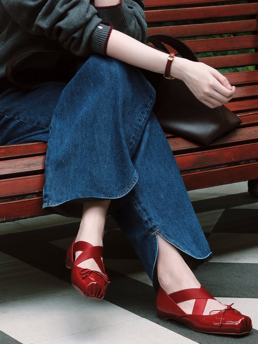 Dawn6ct0's tweet photo. A beautiful woman deserves beautiful shoes, of course.

@christianloboutin
#ChristianLouboutin 
#YokoApasra‌ https://t.co/eBeL8nxPJQ