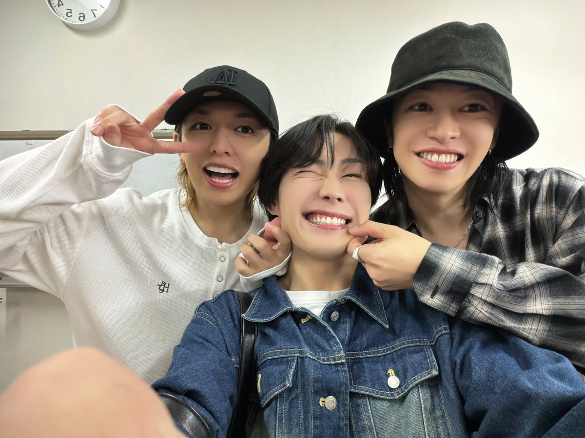 tomoya_isihara's tweet photo. 先日 忍ミュ16弾再演 を観劇させて頂きました🙌演出の細部のこだわりめっちゃ好きでした 
観劇した感想を直接体育委員会で伝えられて良かったです🙌
幸せな環境に囲まれ幸せな気持ちで帰れました
ありがとうございました!!
長い公演期間誰も欠けずに駆け抜けられる事を願ってます。 https://t.co/gAo6sQzrDw