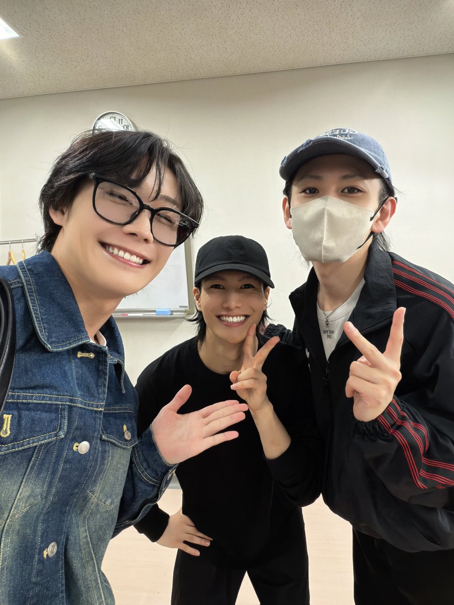 tomoya_isihara's tweet photo. 先日 忍ミュ16弾再演 を観劇させて頂きました🙌演出の細部のこだわりめっちゃ好きでした 
観劇した感想を直接体育委員会で伝えられて良かったです🙌
幸せな環境に囲まれ幸せな気持ちで帰れました
ありがとうございました!!
長い公演期間誰も欠けずに駆け抜けられる事を願ってます。 https://t.co/gAo6sQzrDw