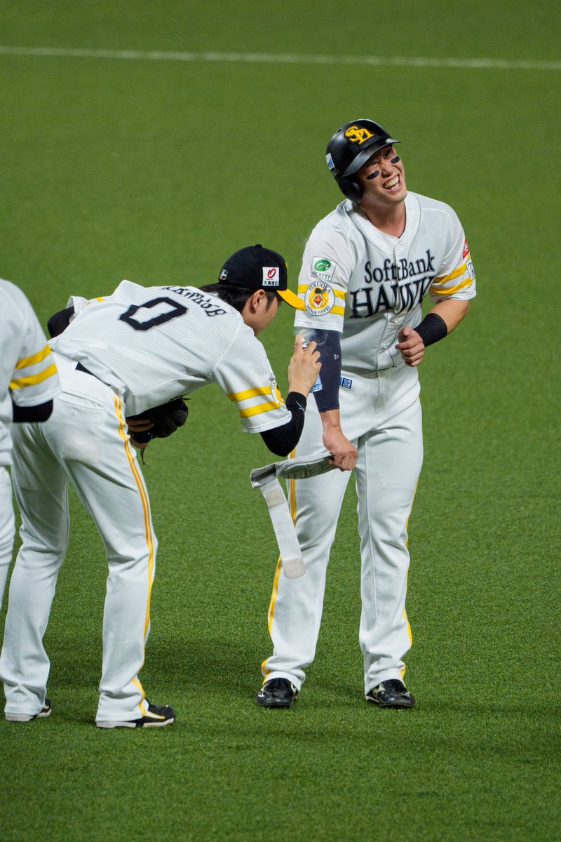 jei_hawks's tweet photo. ドクター?川瀬による治療を受ける栗原
#sbhawks #全員でゼンシン #川瀬晃　#栗原陵矢 https://t.co/RarjCno5as