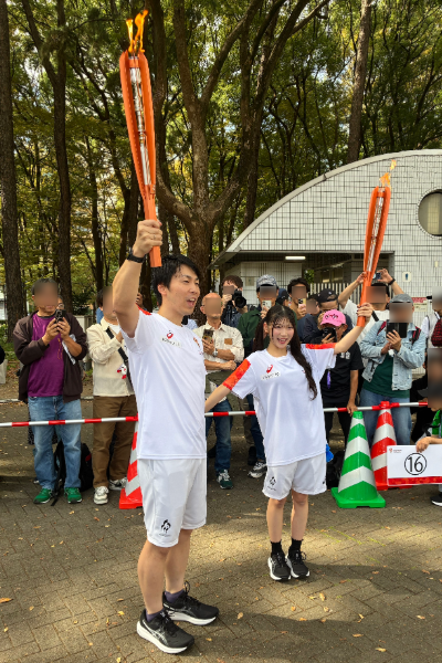 NTTPR's tweet photo. ／ 
元パラリンピックのレジェンド選手が、愛知・名古屋2026アジアパラ競技大会の聖火リレーに出場🔥
＼

NTTのグループ企業に所属する山田拓朗さん、山崎悠麻さんが、第5回アジアパラ競技大会（2026/愛知・名古屋）の聖火ランナーを務めました！
山崎さんから山田さんへとつながれた聖火は、SKE48河村優愛さんのもとへ✨✨
 
山田さんはパラ水泳、山崎さんはパラバドミントンで活躍されてきました。多くの人に勇気や希望を届けてきたお二人が、聖火リレーでもその想いをつなぎました🌈
これから始まる熱戦にもご注目ください！
 
NTTは、第5回アジアパラ競技大会（2026/愛知・名古屋）のオフィシャルサプライヤーです。
#アジアパラ大会 #AsianParaGames #聖火リレー #パラスポーツ #河村優愛 #SKE48