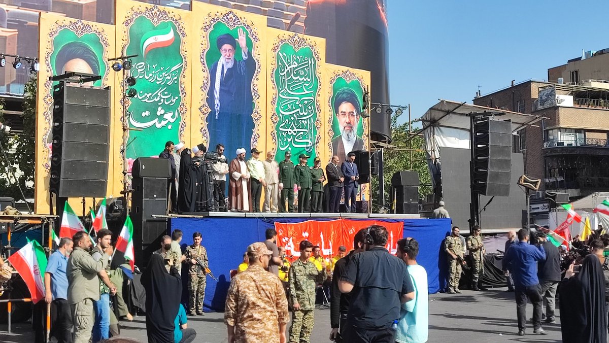 amindaneshii's tweet photo. امروز، رزمایش «بعثت» روایتگر همدلی مردمی بود که برای ساختن روزهایی بهتر کنار هم ایستادند؛ از حمایت معیشتی خانواده‌ها تا فراهم کردن زمینه آغاز زندگی زوج‌های جوان.
#از_بعثت_تا_مواسات https://t.co/CCAKDi6mdZ