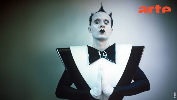 ARTEpro's tweet photo. #KlausNomi, figure culte de la pop avant-gardiste, icône queer, continue de fasciner et d'inspirer les jeunes générations par sa voix hors norme et son univers visionnaire.
@ARTEfr lui consacre un portrait le 13.11 / en ligne dès le 6
Le CP ➡ https://t.co/8nuku82a0M https://t.co/DLlpqVluWT