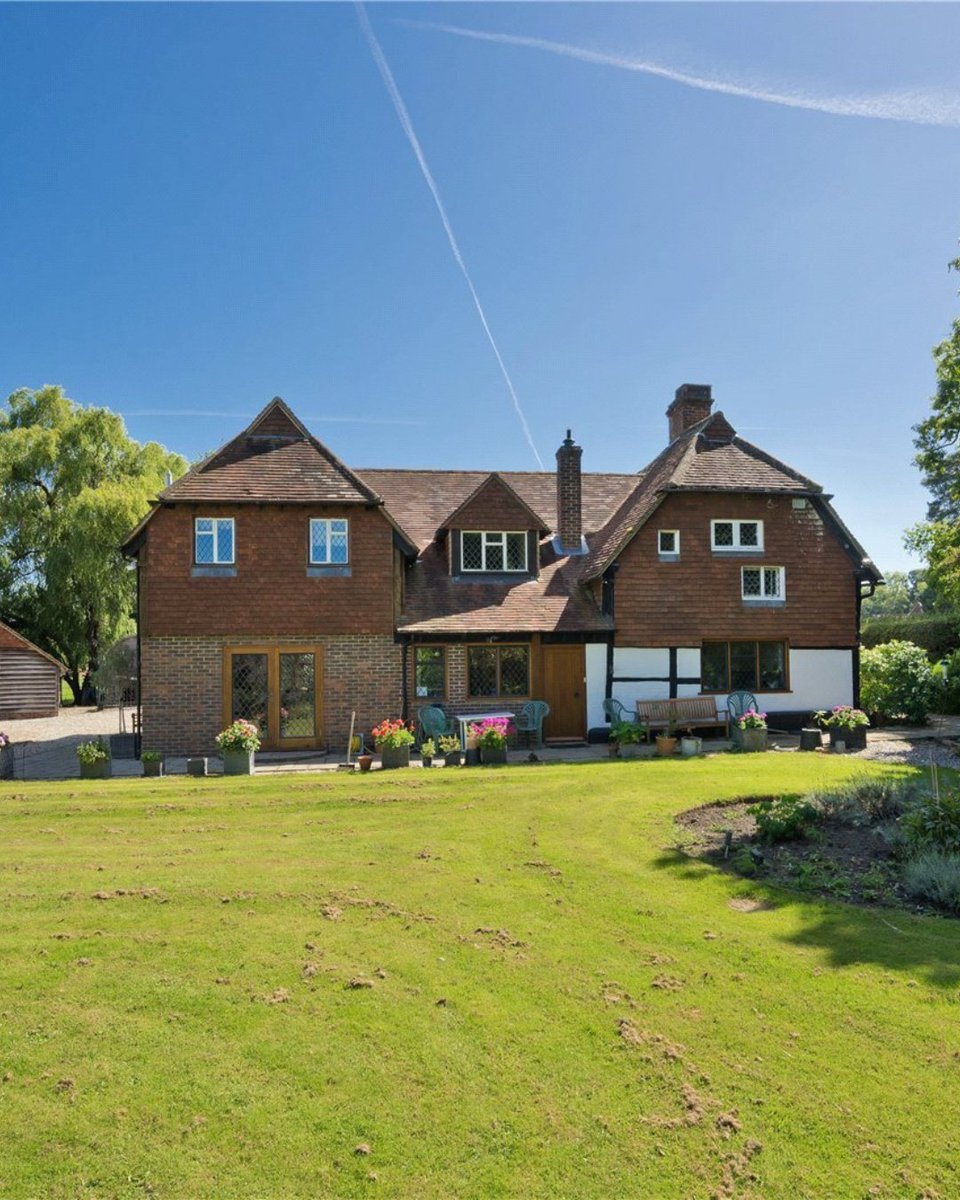 JacksonStops's tweet photo. New listing: a refurbished period house on the private Sutton Park estate, Sutton Green, with over 7 acres and far-reaching woodland views. £1,825,000.

https://t.co/kkUtP9ZwO5

#surreyproperty #guildford #jacksonstops https://t.co/baeMAqHO1J