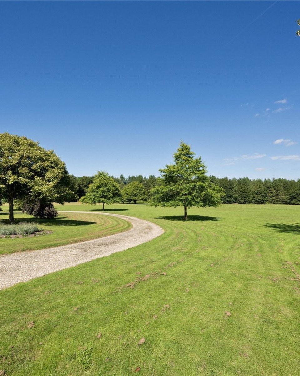 JacksonStops's tweet photo. New listing: a refurbished period house on the private Sutton Park estate, Sutton Green, with over 7 acres and far-reaching woodland views. £1,825,000.

https://t.co/kkUtP9ZwO5

#surreyproperty #guildford #jacksonstops https://t.co/baeMAqHO1J