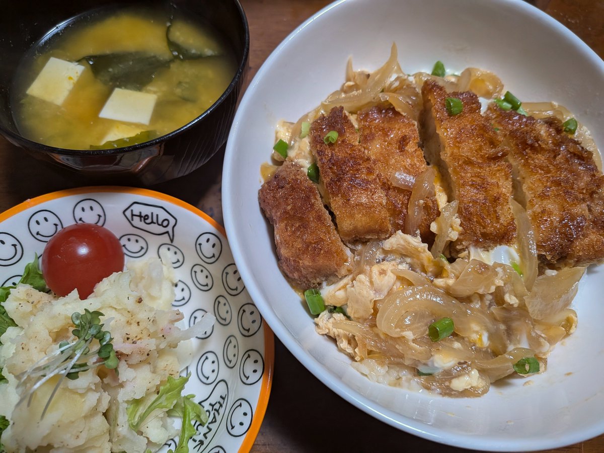 ringo_Candy0429's tweet photo. 今日の晩ご飯🌃👩‍🍳

カツ丼🐖
ポテサラ🥗
かぼちゃのお味噌汁🎃 https://t.co/a8jP7QdeSL