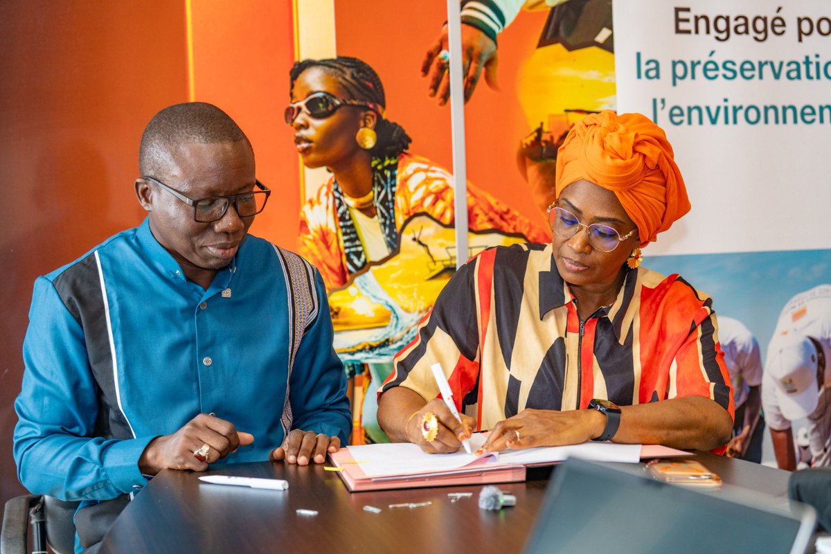 QuartierVert's tweet photo. L’action citoyenne encore valorisée 🌳🧡

Les Boudiouman de QVC ont accompagné @TontonVert, ambassadeur des #JOJDakar2026, à la signature du partenariat avec @Sonatel : 3 000 arbres financés pour l’héritage vivant des JOJ 🌱
Merci Sonatel et Tonton Vert !

#QuartierVertChallenge https://t.co/r3DzdkpUyK