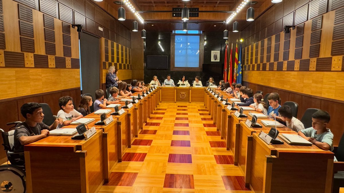 aytohuesca's tweet photo. 👧👦🏼Damos la bienvenida al nuevoConsejo de la Ciudad de las Niñas y los Niños para el curso 2026-2027 👏​👏​

🗣️ Se han presentado las dos encomiendas de la alcaldesa para este curso, relacionadas con el patrimonio de la ciudad y el @FestivalHuesca https://t.co/FEnbzS0wYK
