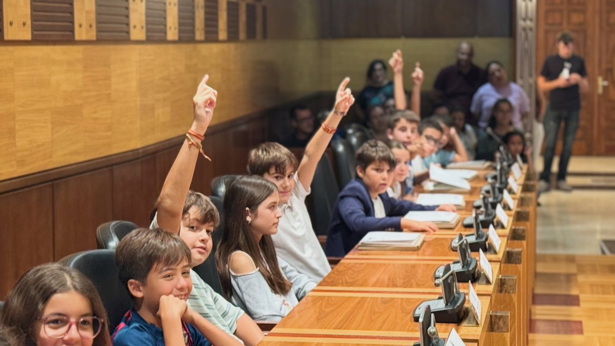 aytohuesca's tweet photo. 👧👦🏼Damos la bienvenida al nuevoConsejo de la Ciudad de las Niñas y los Niños para el curso 2026-2027 👏​👏​

🗣️ Se han presentado las dos encomiendas de la alcaldesa para este curso, relacionadas con el patrimonio de la ciudad y el @FestivalHuesca https://t.co/FEnbzS0wYK