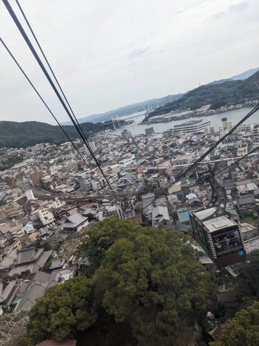 tetsuyuki520136's tweet photo. ロープウェイで千光寺へ

海が見えた　海が見える　五年ぶり見る　尾道の海は、、、、 https://t.co/pjJsDItGK6
