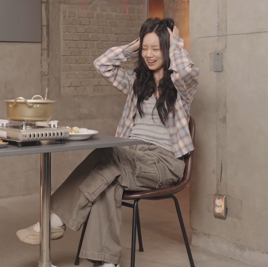 kazuhyunhye's tweet photo. i loved her outfit today🤌🏽🤌🏽 https://t.co/2oL9fAxI41