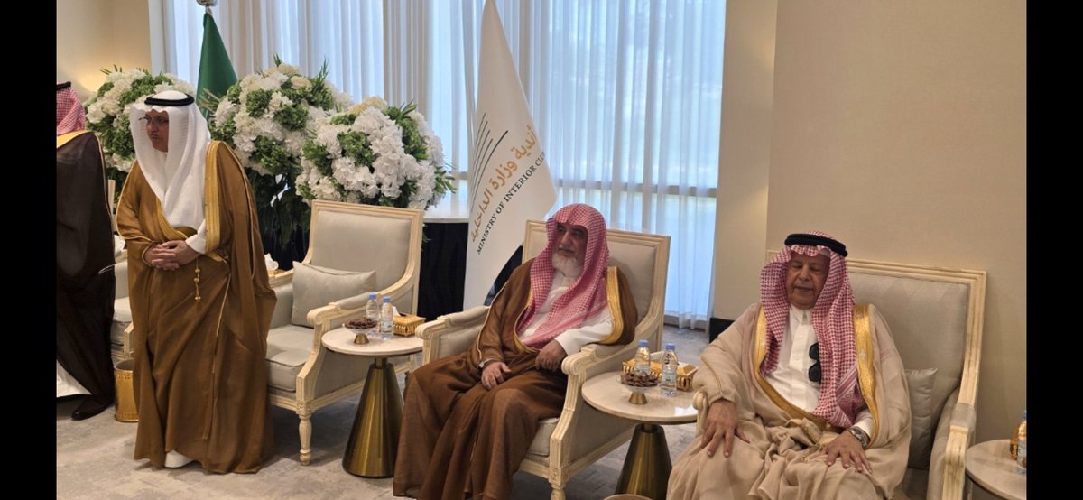 grneat's tweet photo. )بارك الله لهما وعليهما وجمع بينهما في خير)
سعدت هذا اليوم الجمعه بعد الصلاة بحظور زواج الابن عبدالرحمن ابن ابراهيم بن عبدالرحمن ال الشيخ في  نادي وزارة الداخلية بقاعة الدرعيه
 بالرياض
بحظور الاخ الفاضل ابن العم
معالي الشيخ صالح بن عبدالعزيز ال الشيخ وزير الدولة عضو مجلس الوزراء
وجمع غفير من اسرة ال الشيخ
وقد سنوالد العريس سنة حسنه تخفف على الناس بان وضع مناسبة الزواج بعد صلاة الجمعه
وفق الله العريس وعروسته وجمع بينهما في خير
