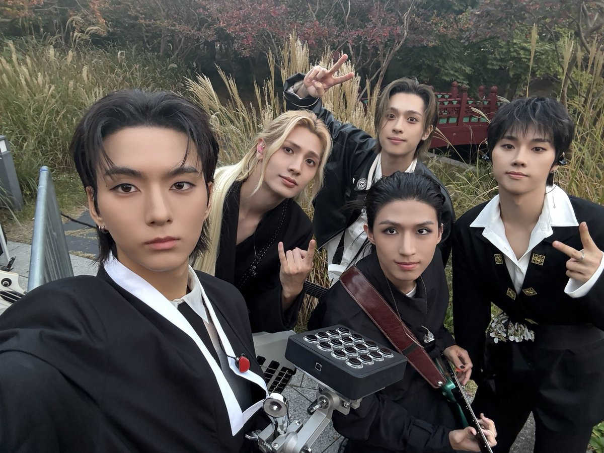XH_official's tweet photo. [ #Xtra_Scenes ]

Obsessed with 빌런즈 👿❤️‍🔥
국립중앙박물관에서 빌런즈와 함께 새겨 넣은 특별한 순간!

#XdinaryHeroes #엑스디너리히어로즈
#IMPULSE
#Obsessed_with_Youth
#WE_ARE_ALL_HEROES https://t.co/q9NGzA0U5K