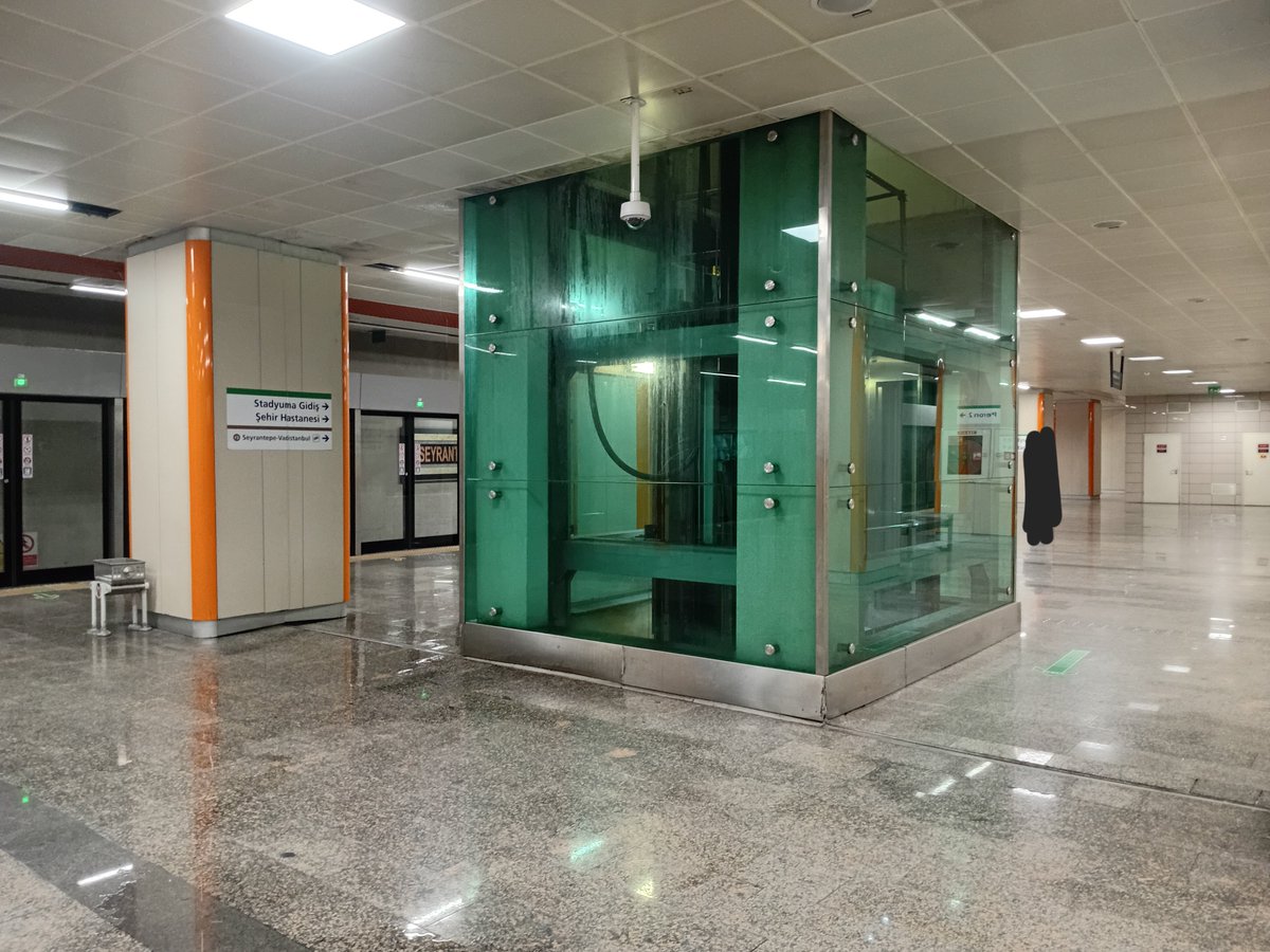 Tramvay_Seven's tweet photo. @metroistanbul M2 Seyrantepe istasyonu asansörün arkası su akıyor @metroistanbul @MetroDestek @IBBcozummerkezi https://t.co/zKKhZP3MrI