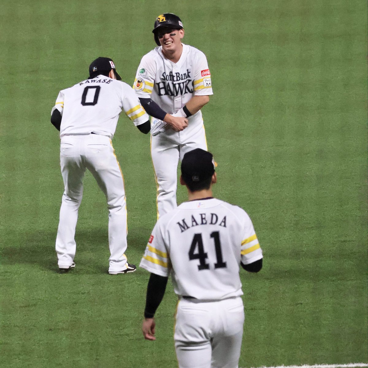 pm___0806's tweet photo. 栗原を手当てする川瀬とそれを見る悠伍
#sbhawks https://t.co/N92EccBY3o