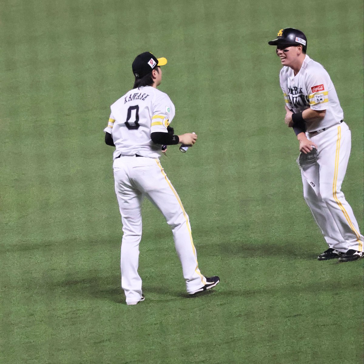 pm___0806's tweet photo. 栗原を手当てする川瀬とそれを見る悠伍
#sbhawks https://t.co/N92EccBY3o