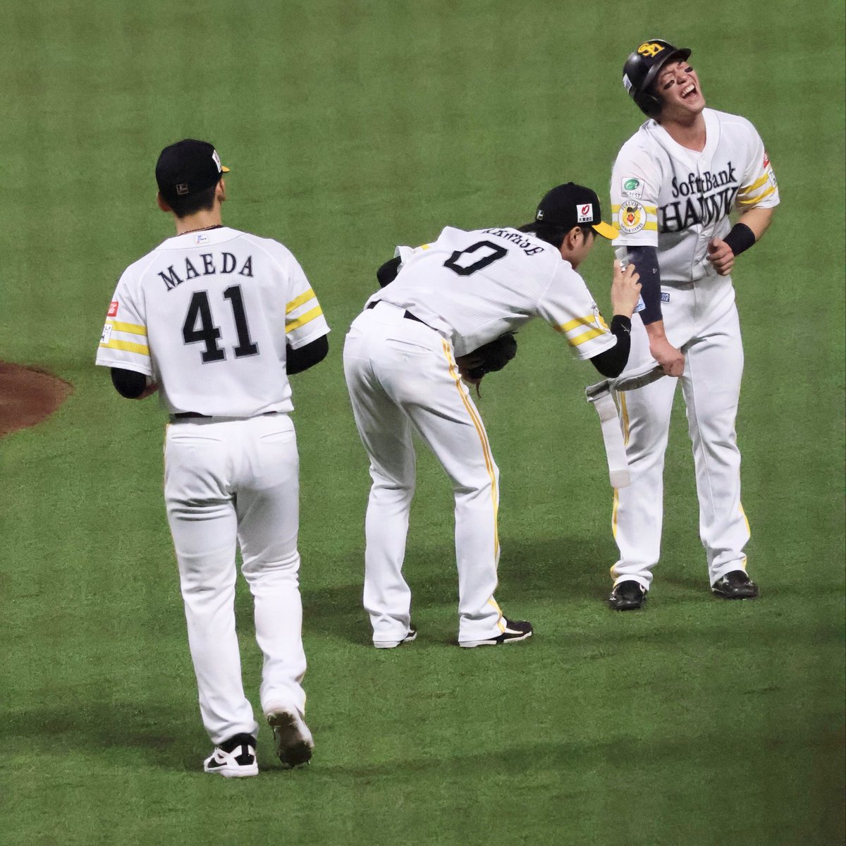 pm___0806's tweet photo. 栗原を手当てする川瀬とそれを見る悠伍
#sbhawks https://t.co/N92EccBY3o