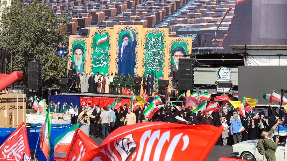 amindaneshii's tweet photo. امروز، رزمایش بزرگ کمک‌های مؤمنانه «بعثت» با محوریت مواسات و همدلی برگزار شد؛ حرکتی مردمی برای حمایت از خانواده‌های کم‌برخوردار و زوج‌های جوان با هدف تأمین ۳۱۳ هزار بسته معیشتی و جهیزیه.
#از_بعثت_تا_مواسات https://t.co/D4meXPFz58