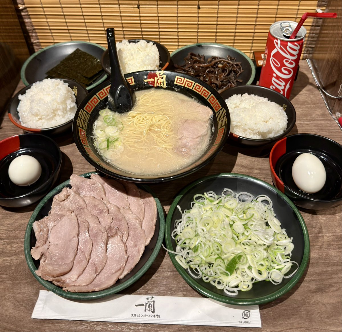 FIRE60028219's tweet photo. 38歳独身男性

一蘭で1人パーティーです🥲🍜🍚🥚✨
（税込3,510円） https://t.co/lQTtFtkEvl
