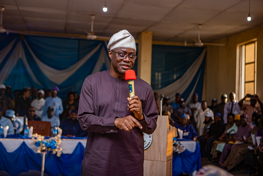 seyimakinde's tweet photo. Yesterday, we met with stakeholders of the LAUTECH Teaching Hospital to discuss their grievances. After listening to them, I assured them that we would pay the outstanding minimum wage and promotion arrears by mid November this year. 

We will also constitute a committee to look at the other issues raised. As I said during the engagement, our administration remains committed to working for the good people of Oyo State until our last day in office.