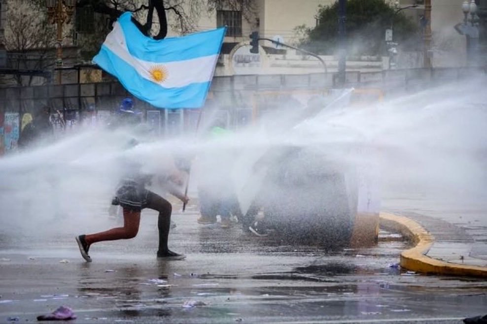 jerogi's tweet photo. Nunca fue tan gráfico: Milei es antiargentina. https://t.co/nIrGBJqBsi