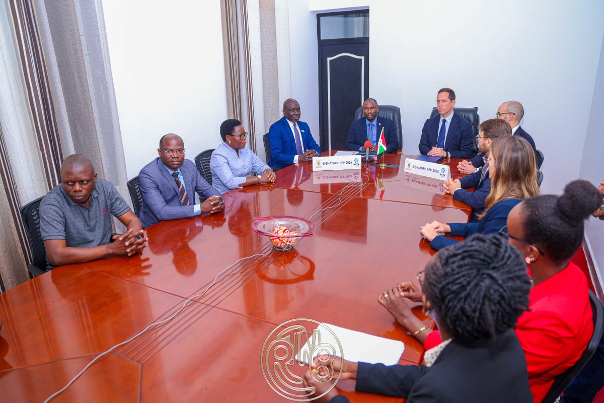 RTNBurundi's tweet photo. Électricité au Burundi : un partenariat public-privé pour desservir 1 400 collines du Sud et de l’Est

Le Gouvernement du Burundi, à travers le Ministère des ressources minières, énergétiques, de l'industrie, du commerce et du tourisme, a signé le soir de ce 15 octobre 2026 à Bujumbura, un contrat de partenariat public-privé (PPP) avec la Société "Weza Power". Cette initiative vise à améliorer la distribution de l’électricité et à renforcer l’accès des populations à une énergie fiable, durable et abordable.

La cérémonie de signature s’est déroulée en présence du Ministre ayant l’énergie dans ses attributions, Hassan Kibeya, du Directeur général (CEO) de "Weza Power", du Représentant résident du Groupe de la Banque mondiale au Burundi, ainsi que d’un représentant de l’Ambassade des États-Unis au Burundi.

Prenant la parole à cette occasion, le Ministre Hassan Kibeya a souligné que cette signature ne constitue pas une simple formalité administrative, mais traduit la Vision d’un Burundi qui aspire à garantir à chacun de ses citoyens un accès fiable, durable et abordable à l’électricité.

Selon lui, l’énergie est le moteur de toute économie. Sans électricité, a-t-il expliqué, il est difficile de développer une industrie performante, un commerce florissant, un tourisme attractif ou encore une exploitation minière moderne.

1400 collines concernées par le partenariat

À travers ce partenariat avec "Weza Power", le Gouvernement entend étendre la distribution de l’électricité à 1400 collines du Sud et de l’Est du pays. Le projet vise également à améliorer la qualité et la continuité du service, à réduire les coupures et à stabiliser la tension électrique.

Les autres objectifs annoncés portent notamment sur l’extension du réseau de distribution, la réduction des pertes techniques et commerciales, la modernisation des systèmes de comptage et de facturation, ainsi que l’amélioration des services à la clientèle. La création d’emplois et le transfert de compétences figurent également parmi les retombées attendues.