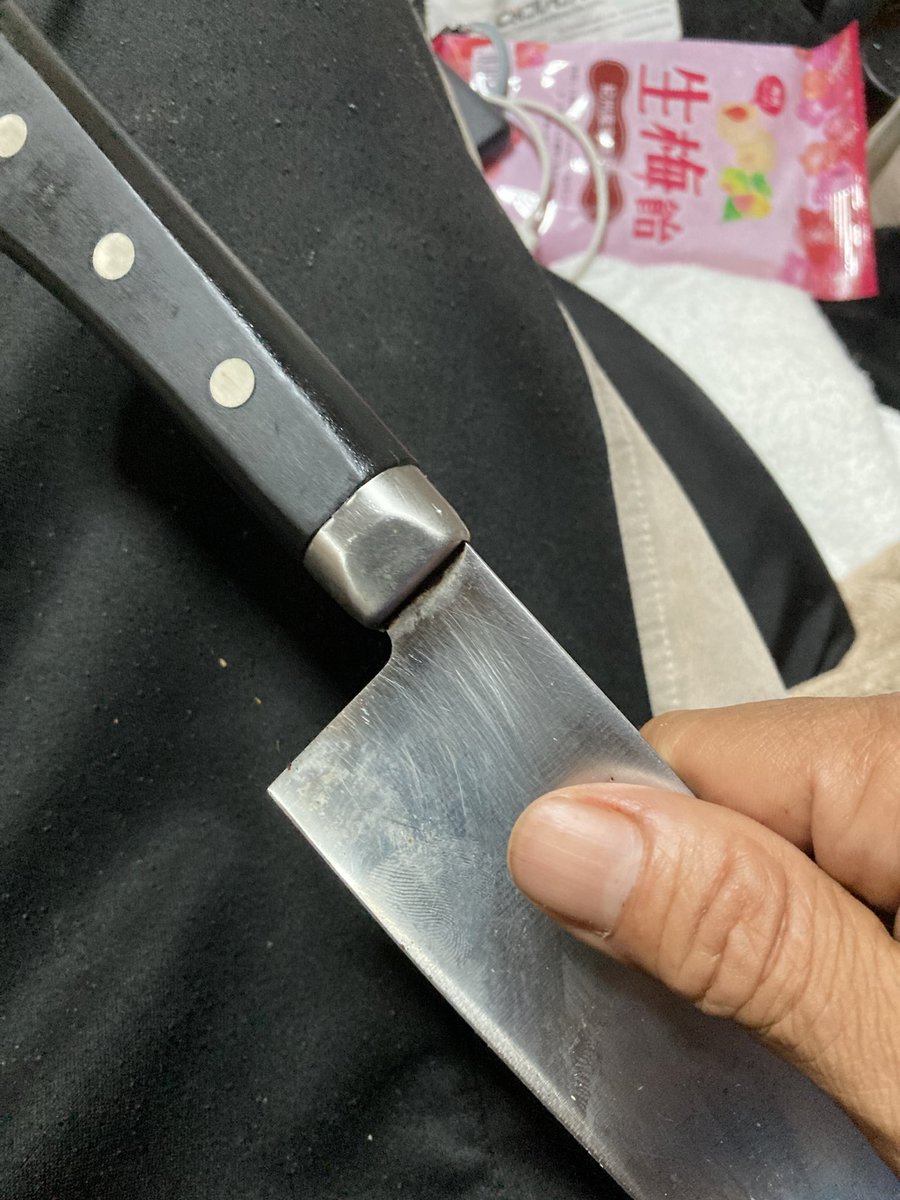 bobbymcgee0420's tweet photo. 一般には機会が
包丁やナイフ類を誰かに手渡す場合には
刃の背側を持って持ち手を相手に向けるのが基本
知っておいて損はない
#ブラッサム https://t.co/J1nDB0DmBK