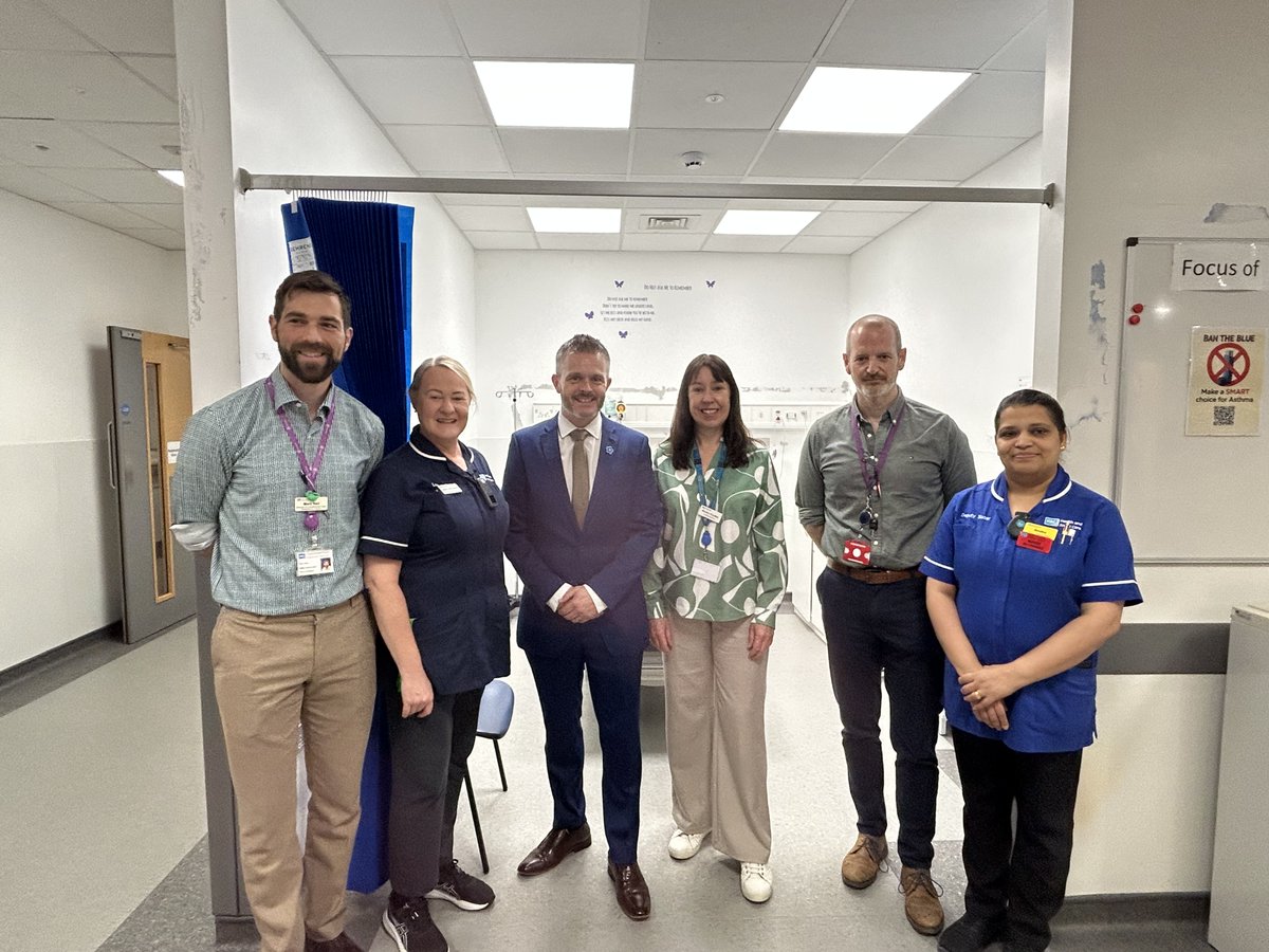 healthdpt's tweet photo. ⌚️ "Urgent Care Centres like this help to bring down ED waiting times and are an excellent example of the quality care patients can receive."

👏 Health Minister Robbie Butler praised the work at Lagan Valley Urgent Care Centre after touring the centre. @setrust https://t.co/Z1vhI0HZzw
