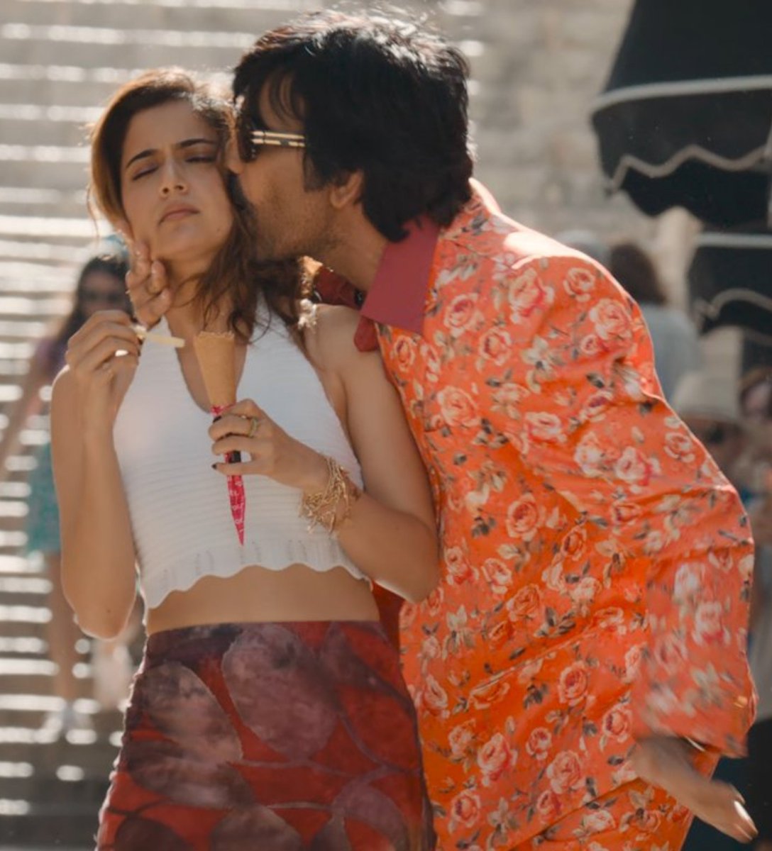 bubbypammy's tweet photo. Ravi Teja with his teenage heroine's🔥

#Raviteja #AshikaRanganath #DimpleHayathi https://t.co/YKYnEtqMGf