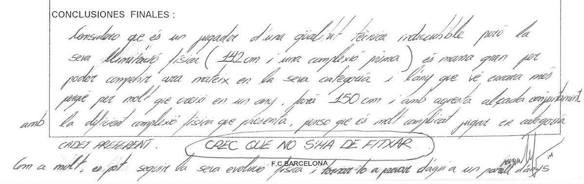 ActuFoot_'s tweet photo. 🚨🚨 « JE PENSE QU’IL NE FAUT PAS LE RECRUTER. » 😳❌

En 2000, à son arrivée au FC BARCELONE, Lionel MESSI 🇦🇷, alors âgé de seulement 13 ANS, avait été évalué par TROIS FORMATEURS de la Masia.

Les trois rapports, révélés par Florent Torchut, sont INCROYABLES. 👇

📝 FORMATEUR 1 :
« Compte tenu de son âge, c’est un joueur techniquement très complet. Il se distingue de ses coéquipiers : vision du jeu, agile, vif, très bon dribble et excellent tir. Très bon dans la surface.

Son seul point faible est sa taille et son manque de physique. GRAND JOUEUR. »

📝 FORMATEUR 2 : 
« Qualité technique indiscutable, mais sa limitation physique (142 cm) l’empêche de rivaliser. Même s’il grandit, avec 150 cm ce sera très compliqué de jouer en cadet préférent.

JE PENSE QU’IL NE FAUT PAS LE RECRUTER. Suivre son évolution et le retester dans un couple d’années. »

📝 FORMATEUR 3 :
« À supposer qu’on sauve les distances, c’est un MARADONA (mineur). Je le signerais, il doit aller beaucoup plus loin. On verra son évolution. »

🗞️ @FlorentTorchut (rapports de 2000, traductions de l’espagnol et du catalan)