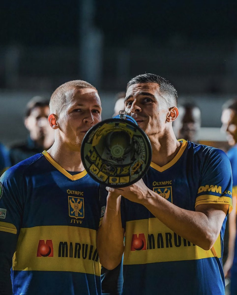 gustavohofman's tweet photo. A Conference League se tornou um dos maiores acertos da UEFA nos últimos anos. O torneio ampliou o mapa do futebol europeu, abrindo espaço para que clubes de ligas de menor projeção também vivessem grandes noites internacionais. Nesta quinta-feira, oito times estrearam na fase de liga da competição.

O atual campeão sueco, Mjällby, recebeu o primeiro clube de Andorra a disputar a fase de liga ou de grupos de um torneio da UEFA. Vitória sueca por 2 a 0 sobre o Inter Club d’Escaldes, no estádio Strandvallen, na pequena Hällevik, cidade de 1500 habitantes no sul do país.

Outra partida entre estreantes aconteceu na Bélgica, onde o Sint-Truiden venceu o bicampeão georgiano Iberia 1999 por 2 a 0 - clube com fortes conexões com o governo da Geórgia.

Os demais estreantes não tiveram vida fácil. O campeão dinamarquês Aarhus, que, assim como o Mjällby, não conseguiu uma vaga nay Champions, perdeu por 1 a 0 para o tradicional Gent, também em território belga.

Já o Kauno Žalgiris, departamento de futebol do gigante Žalgiris do basquete europeu, teve logo de cara um adversário da Premier League, fora de casa. O Brighton venceu por 4 a 0, mas a goleada não impediu a festa dos torcedores lituanos que viajaram à Inglaterra e fizeram do Falmer Stadium o cenário de uma noite especial.

O tricampeão albanês Egnatia - batizado em referência à antiga via romana que atravessava os Bálcãs - arrancou um empate em casa por 1 a 1 com o Midtjylland.

Outro empate aconteceu na Letônia, onde o Riga FC também ficou no 1 a 1 com o Kairat Almaty, do Cazaquistão, que disputou a fase de liga da Champions na temporada passada.

No final das contas, é esse o grande mérito da Conference: transformar o sonho europeu em uma experiência possível para mais clubes e torcedores. Mesmo quando o placar não ajuda, há muito a celebrar.