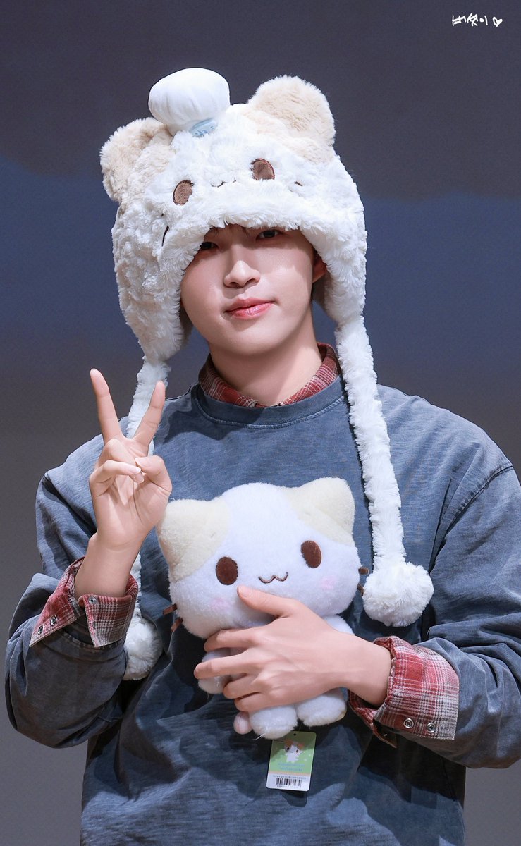 HCUTE__'s tweet photo. 261011 Ktown4U 

 /\_/\ ✌️
( • . • )
 /     \

#김재환 #KIMJAEHWAN 
#Love_From_Here
#사랑이라부를지도모를거야 https://t.co/NYBKeH4YQV