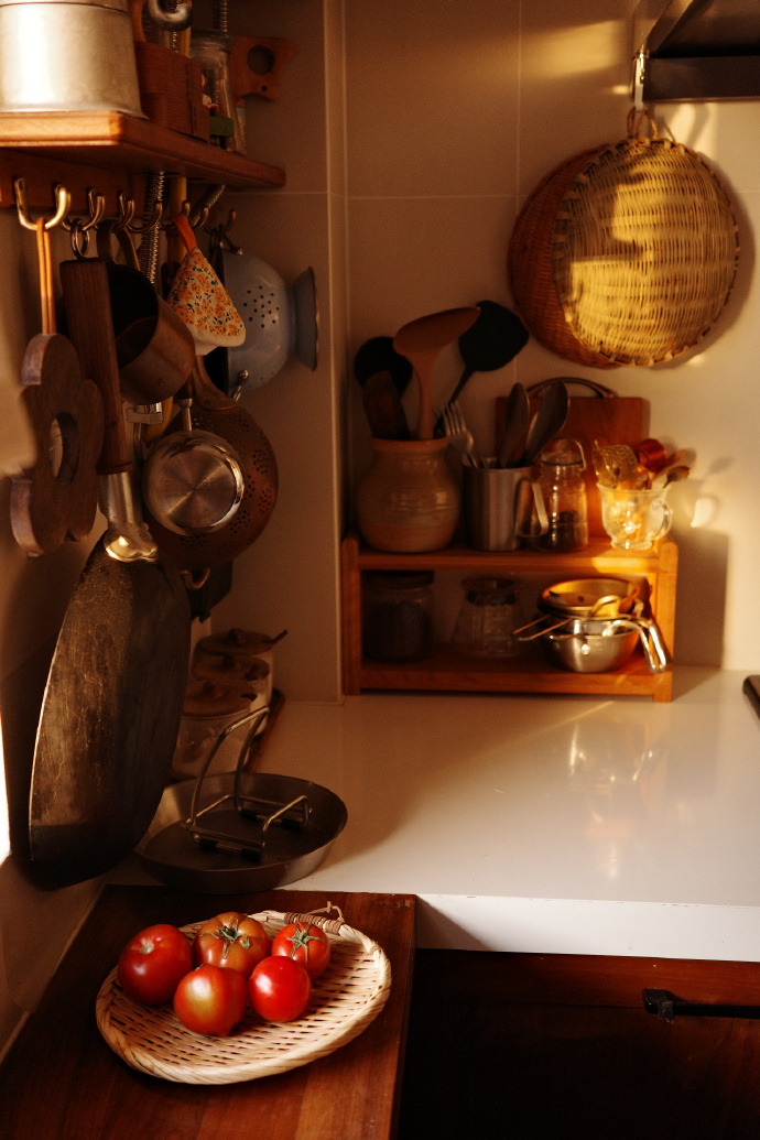 souheir1's tweet photo. My grandma’s sweet 刈柑 slices make the kitchen smell like sun, yet I 悼 the old days when we shared them while talking about her past with 勺 and a smile. Little do I know that those warm moments feel like fighting a 疟 of absence deep in my heart now. https://t.co/I802Wlbl6d