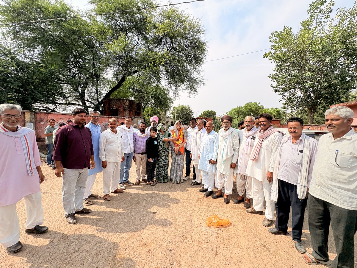 neelamgurjarbjp's tweet photo. मेरा संकल्प — जनसेवा और विकास! 🚩🪷
आज जिला परिषद दौसा के वार्ड संख्या 1 से भारतीय जनता पार्टी के प्रत्याशी के रूप में नामांकन दाखिल किया।
देवतुल्य कार्यकर्ताओं, वरिष्ठजनों एवं क्षेत्रवासियों का स्नेह, आशीर्वाद और सहयोग मेरी सबसे बड़ी ताकत है। https://t.co/rWpm1LfxB3