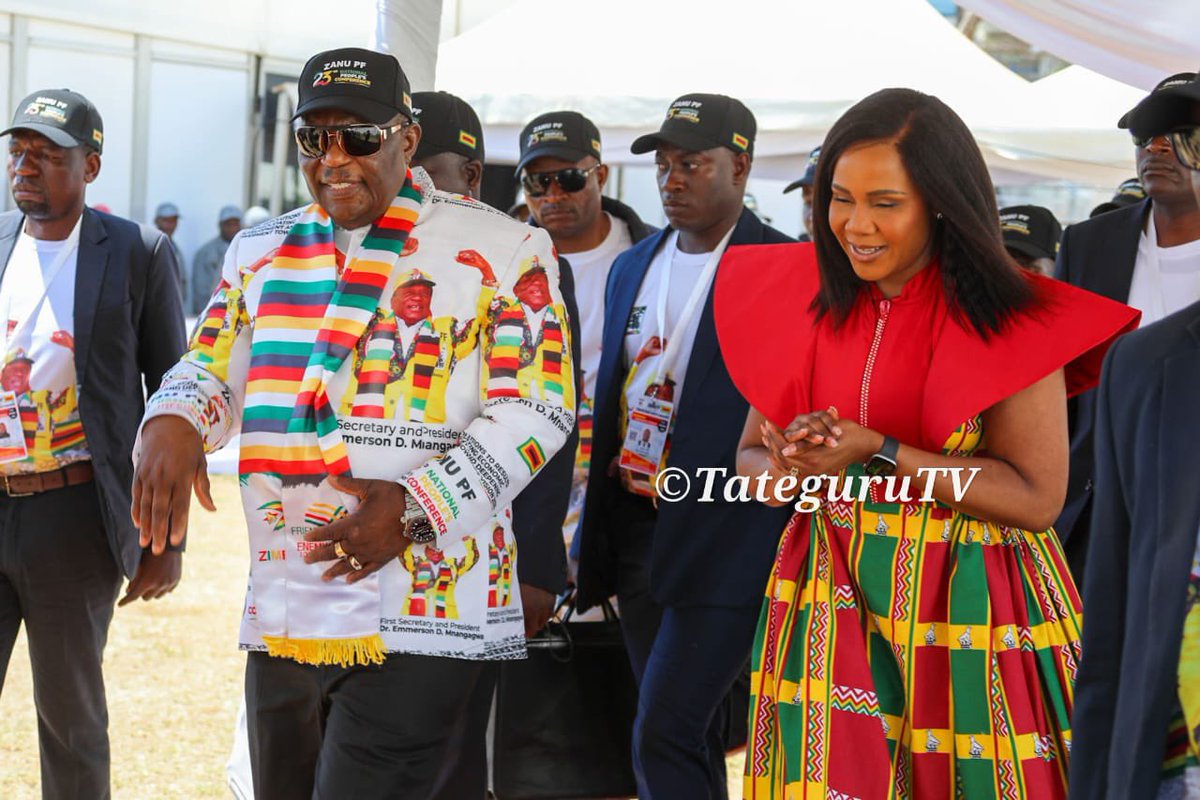 CMukungunugwa's tweet photo. Have you noticed that the President and the Vice President are wearing matching outfits IWE WOSVORA? https://t.co/gcG7ley06m