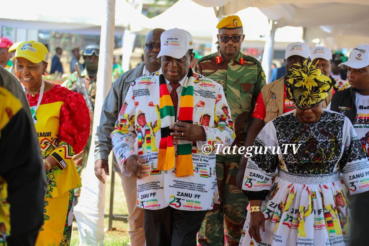 CMukungunugwa's tweet photo. Have you noticed that the President and the Vice President are wearing matching outfits IWE WOSVORA? https://t.co/gcG7ley06m