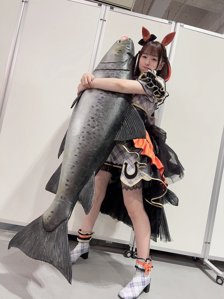 mio_hoshitani's tweet photo. 🐟『6th EVENT The New Frontier Blu-ray』🐟
発売してます⌒(｡σ.σ｡)⌒

私は春公演DAY1に、マヤノトップガン役として出走させていただきました！🧡
魔女娘～～～！！^._.^

シャケな感動を何度でもぜひ🐟🐟🐟 https://t.co/7a3I9A6YrR
