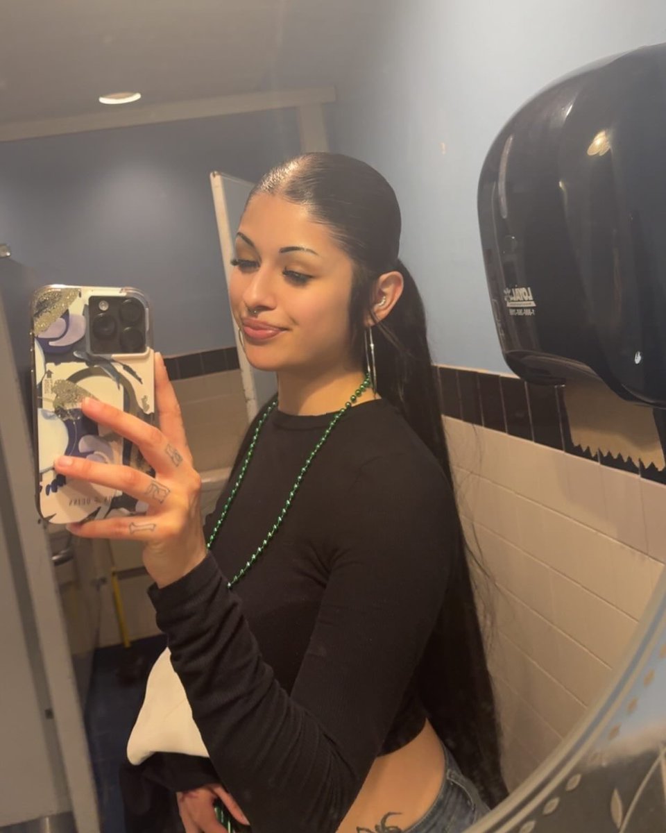 AlexaBratty_'s tweet photo. I sit above you like a goddess, and your cash is the only offering that keeps you alive. 🥥🥥💟💟🪼
#Findom #cuck #bnwo #sph #bully #facetime #cuckold #Latina #feetworship #sissy #walletdrain #humiliation https://t.co/3ISVODyhzT