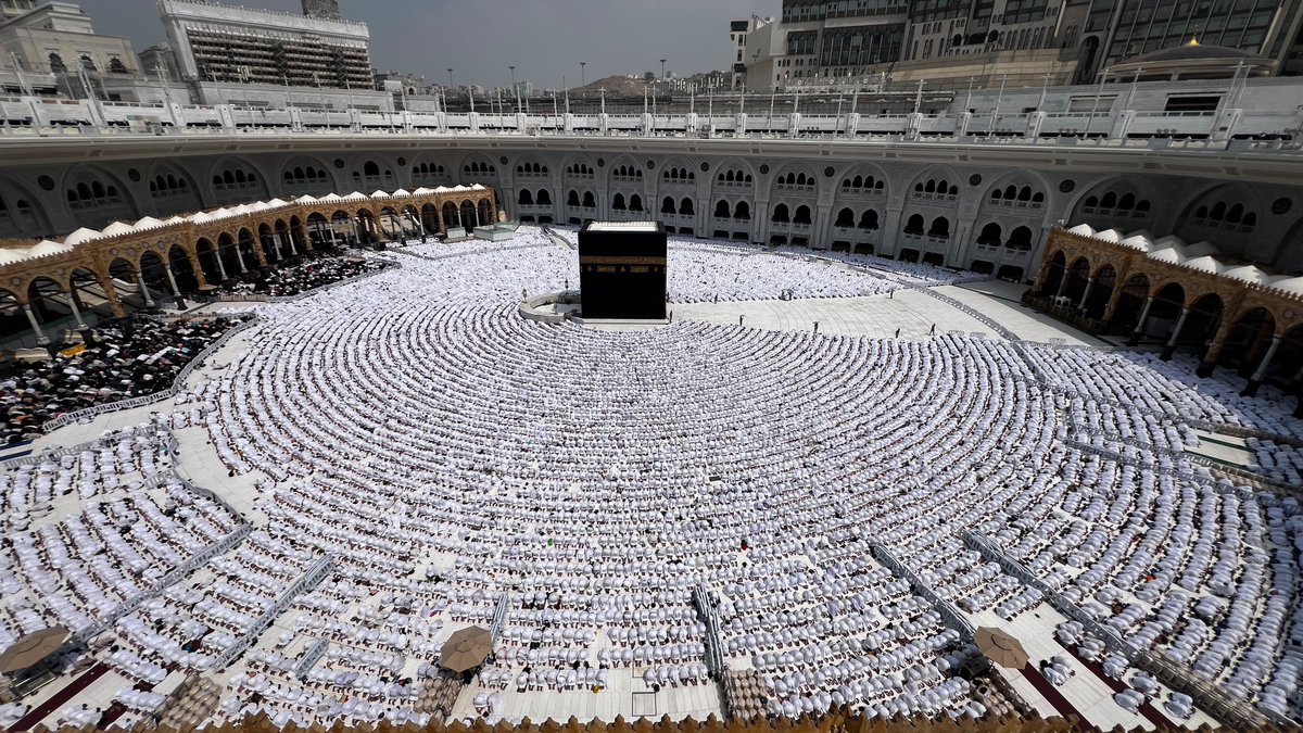 makkahregion's tweet photo. #صور
 جموع المصلين في #المسجد_الحرام
يؤدون صلاة #الجمعة
وسط منظومة متكاملة من الخدمات
.
#إمارة_مكة https://t.co/Au6RX7D43E