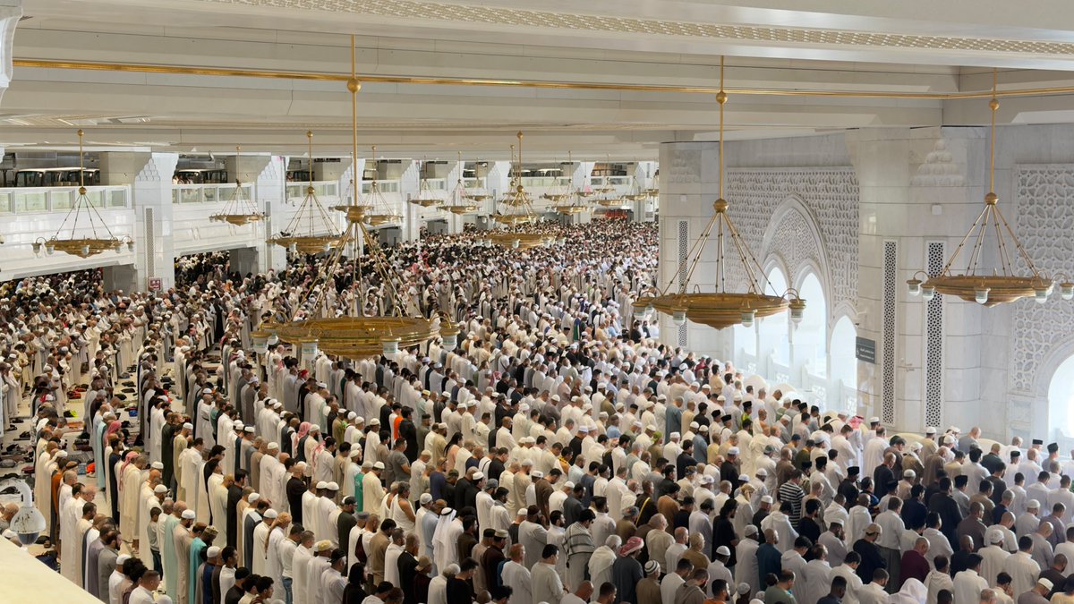makkahregion's tweet photo. #صور
 جموع المصلين في #المسجد_الحرام
يؤدون صلاة #الجمعة
وسط منظومة متكاملة من الخدمات
.
#إمارة_مكة https://t.co/Au6RX7D43E
