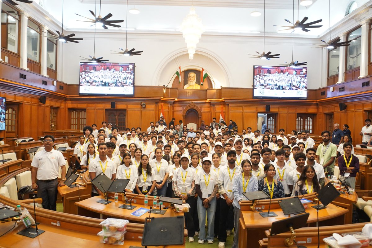 Gupta_vijender's tweet photo. Interacted with students from Gujarat, Haryana, Uttar Pradesh, Jammu & Kashmir, Punjab and Arunachal Pradesh who visited the Delhi Legislative Assembly under the Youth Outreach Initiative as part of the MY Bharat Programme.

The interaction offered young minds an opportunity to understand democratic institutions and their role in our governance.

With Hon’ble Prime Minister Shri @narendramodi Ji’s vision of Viksit Bharat 2047, the energy, ideas and aspirations of our youth will be instrumental in shaping India’s future.

#Youth #ViksitBharat