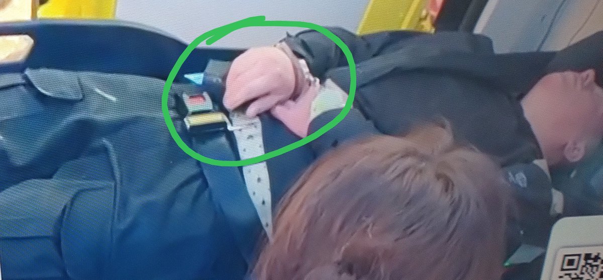 AgaWol5's tweet photo. Państwo Tuska nieprzytomnego człowieka zakuli w kajdanki 👇🏻 https://t.co/MZIajNc7MP
