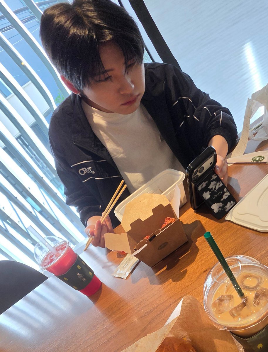 CRAVITY_twt's tweet photo. 우빈짱 생일 축하해~🎂넌 내 마음 속 항상 최고의 친구야 사랑해❤️
오늘 누구보다 행복한 하루 보내고 건강하시오
#우빈 #정모 #러비티 #크래비티 #HAPPYWOOBINDAY https://t.co/ATRTb6IGjq