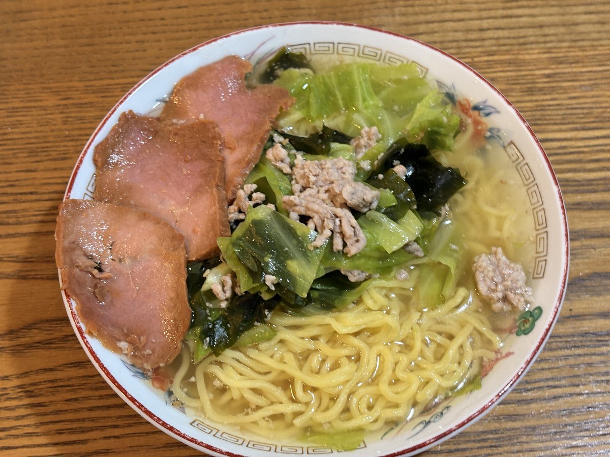 nazo_shimpei's tweet photo. 今日はキャベツとひき肉くらいしかなかったので、ひき肉の出汁とウェイパーと鶏ガラスープの塩ラーメンを作りました

チャーシューは市販な

サ飯としては汗が噴き出すくらい美味でございました https://t.co/vGzexiDbeS