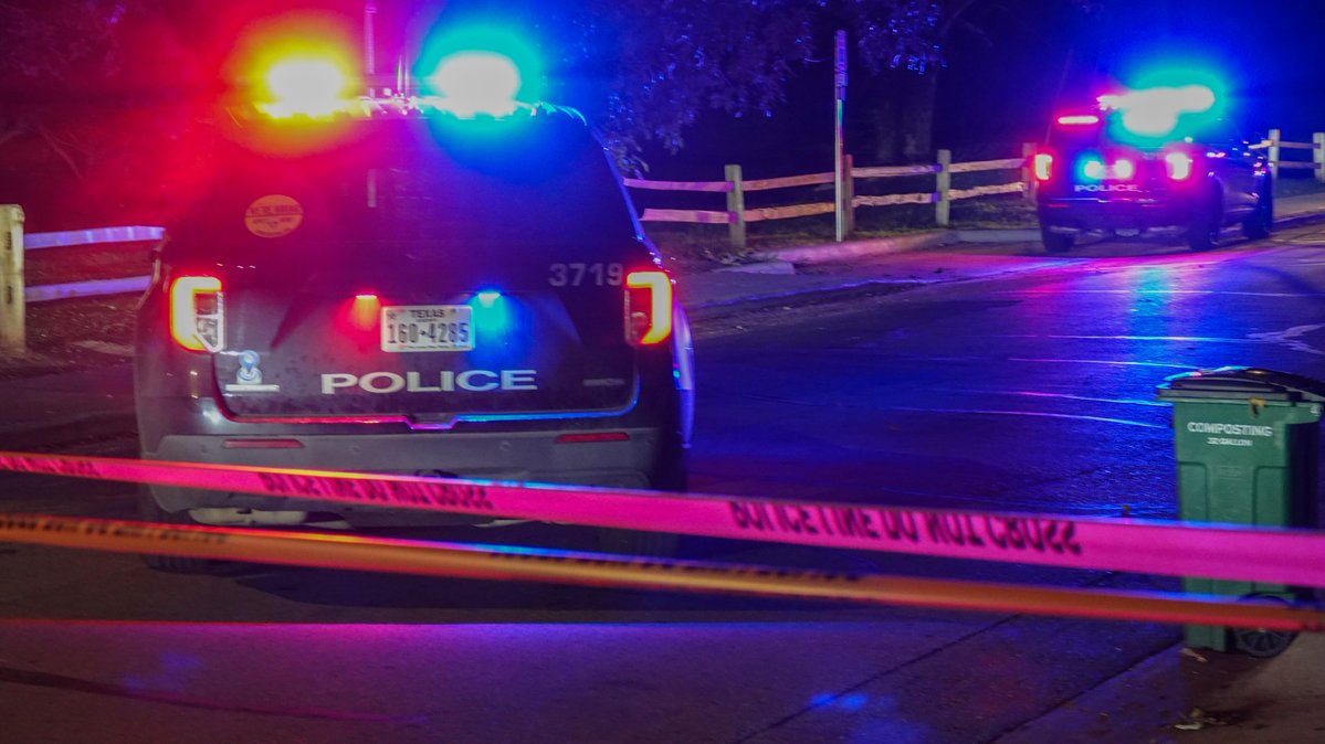 suphannahrucker's tweet photo. Good Friday Morning Central Texas. We are live now on @KVUE 4:30-7:00 am with your local weather and news. We are following breaking news after Austin Police say they found a man's body in Lady Bird Lake this morning. The call came in after midnight. https://t.co/rKFedr5JJ3