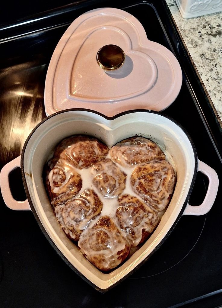 softlymagicall's tweet photo. my pink pot and a cinnamon roll https://t.co/V5W62dRlTa