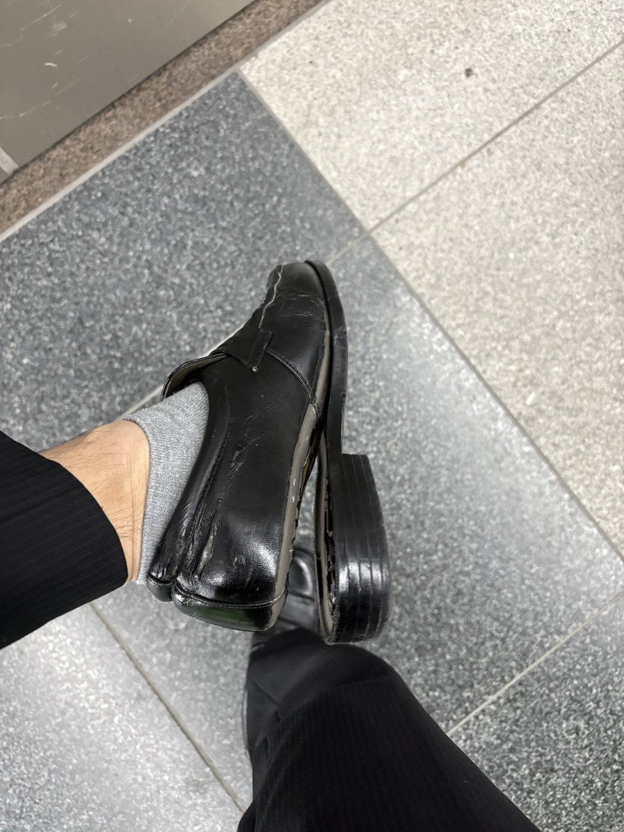 prototypeunit11's tweet photo. #STEPN
ホテルから最寄り駅に行く途中にボロボロだったビジネス靴がお陀仏に😇
博多駅でアディゼロ購入🤡👍 https://t.co/TdG7O5H3ou